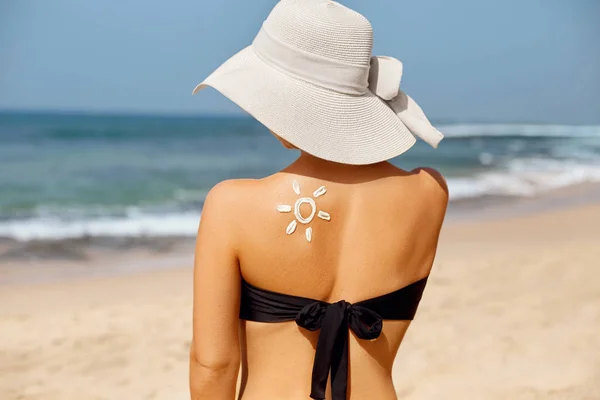 Kobieta Nakłada Krem Opalania Opalone Ramię Piękna Dziewczyna Plaży Sun — Zdjęcie stockowe
