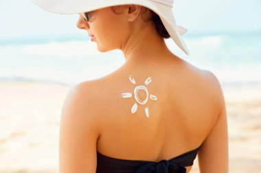 Bikini Güzel Kadın Tabaklanmış Omuz Güneş Kremi Uygulayarak. Güneş koruma. Cilt ve Vücut Bakımı. Cilt için Güneş Kremi Kullanarak Kız. Kadın Holding Suntan Losyonu ve Nemlendirici Güneş Kremi Portresi.