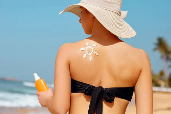 Bőrápolás Napvédő Gyönyörű Alkalmazni Nap Krémet Face Suntan Lotion Strandon — Stock Fotó