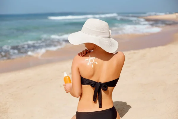 Cuidado Com Pele Proteção Solar Mulher Bonita Aplicar Creme Solar — Fotografia de Stock