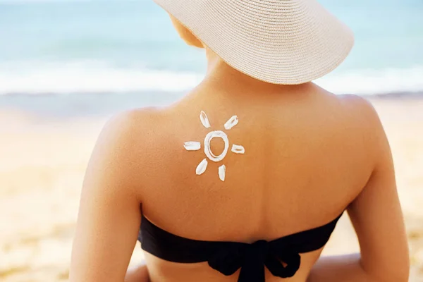 Mulher Bonita Biquíni Aplicando Creme Solar Ombro Bronzeado Proteção Solar — Fotografia de Stock