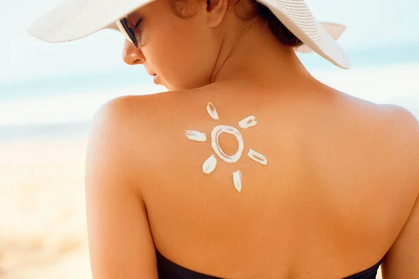 Ομορφιά Γυναίκα Εφαρμόζοντας Αντηλιακή Κρέμα Μαυρισμένο Ώμο Μορφή Του Ήλιου — Φωτογραφία Αρχείου