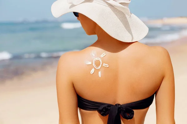 Mulher Aplicando Creme Solar Ombro Bronzeado Forma Sol Proteção Solar — Fotografia de Stock