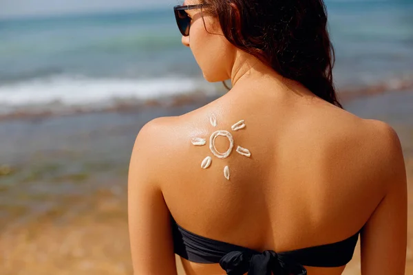 Sun Cream Suntan Lotion Beautiful Woman Applying Tanned Shoulder Form — Stock Photo, Image