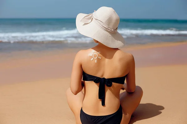 Νεαρή Γυναίκα Σχήμα Του Ήλιου Στον Ώμο Κρατώντας Αντηλιακή Κρέμα — Φωτογραφία Αρχείου