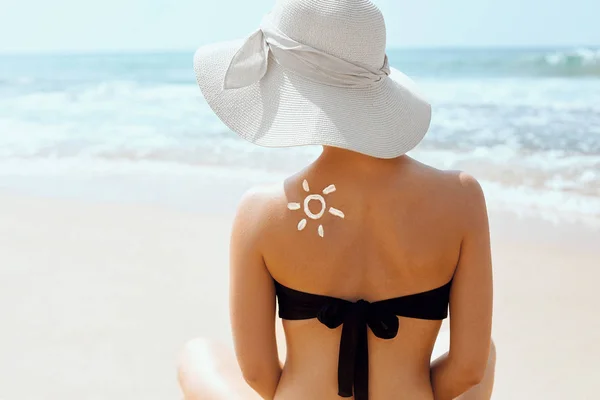 Όμορφη Γυναίκα Στο Μπικίνι Εφαρμογή Αντηλιακή Κρέμα Μαυρισμένο Ώμο Ηλιακή — Φωτογραφία Αρχείου