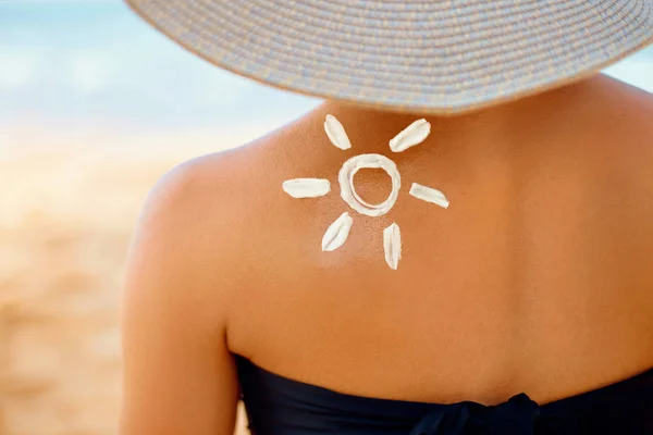 Creme Solar Ombro Bronzeado Proteção Solar Mulher Bonita Biquíni Aplicando — Fotografia de Stock