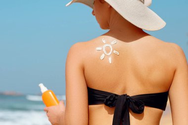 Cilt bakımı. Güneş koruması. Güzel Kadın Yüz güneş kremi uygulayın. Sahilde Suntan Losyonu olan kadın. Nemlendirici Güneş Kremi Tutan Kadın Portresi. Kız Cildi için Güneş Kremi Kullanır.