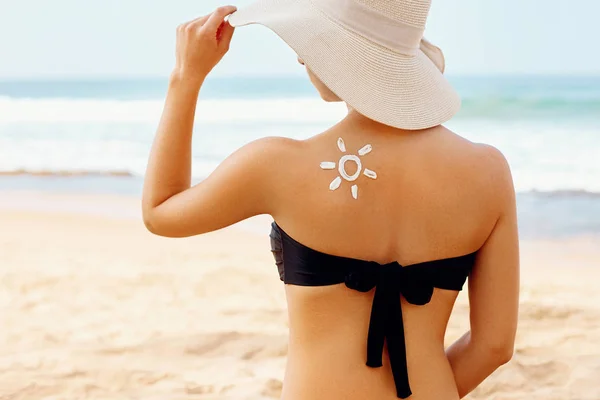 Gyönyörű Bikini Alkalmazása Napkrémet Cserzett Váll Napvédő Bőr Testápolás Lány — Stock Fotó