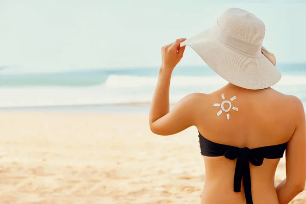 Cilt bakımı. Güneş koruması. Güzellik Kadın güneş kremi uygulayın. Suntan Losyonu Ile Kadın Sahilde Sun. Omuzda Çizilmiş Güneş ile Kadın Portresi. Güneş kremi. Kız Nemlendirici Güneş Kremi Tutan