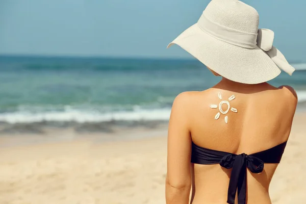 Γυναίκα Βάζει Αντηλιακή Κρέμα Προστασίας Στον Μαυρισμένο Της Ώμο Όμορφο — Φωτογραφία Αρχείου
