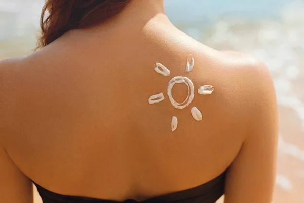 Cilt bakımı. Güneş koruması. Bikini güzel kadın Yüz güneş kremi uygulayın. Sahilde Suntan Losyonu olan kadın. Nemlendirici Güneş Kremi Tutan Kadın Portresi. Kız Cildi için Güneş Kremi Kullanır.