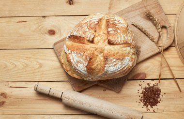 Ahşap arka planda taze pişmiş ekmek. Mayada ekmek. Mayasız ekmek.