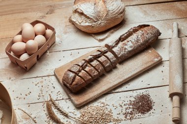 Taze pişmiş ekmek. Koyu ruktik ahşap arka plan closeup üzerinde dilimlenmiş kepekli ekmek üst görünümü. Mayada ekmek. Mayasız ekmek.