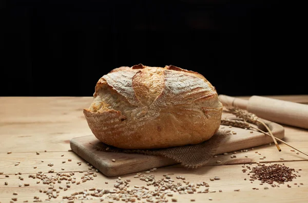 Nybakat Traditionellt Bröd Träbord Bröd Surdeg Osyrat Bröd — Stockfoto