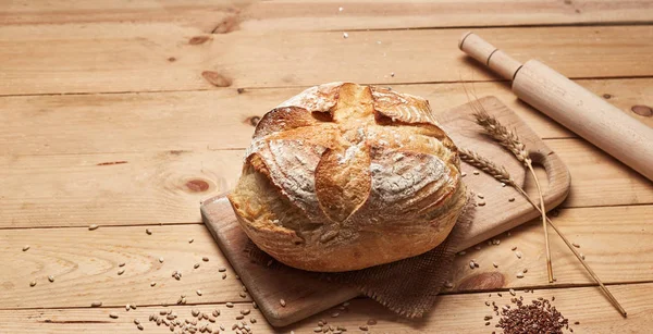 Nybakat Traditionellt Bröd Träbord Bröd Surdeg Osyrat Bröd — Stockfoto