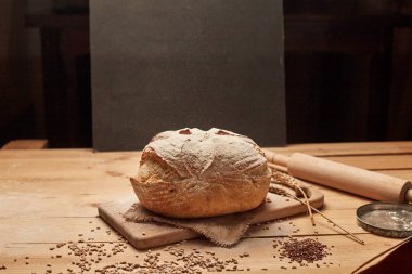 Ahşap arka planda taze ev yapımı ekmek. Net. Fransız ekmeği. Mayada ekmek. Mayasız ekmek.