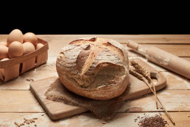 Taze pişmiş ekmek. Ahşap arka planda somun ekmek, yemek yakın çekim. Mayada ekmek. Mayasız ekmek.