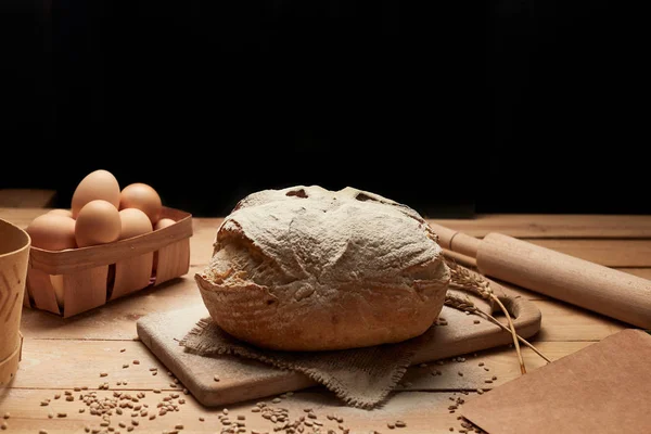 Taze pişmiş ekmek. Ahşap arka planda somun ekmek, yemek yakın çekim. Mayada ekmek. Mayasız ekmek.
