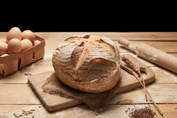 Taze pişmiş ekmek. Ahşap arka planda somun ekmek, yemek yakın çekim. Mayada ekmek. Mayasız ekmek.