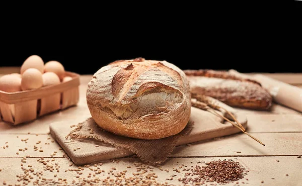 Färskt Hembakat Bröd Trä Bakgrund Skarpa Franskt Bröd Bröd Surdeg — Stockfoto