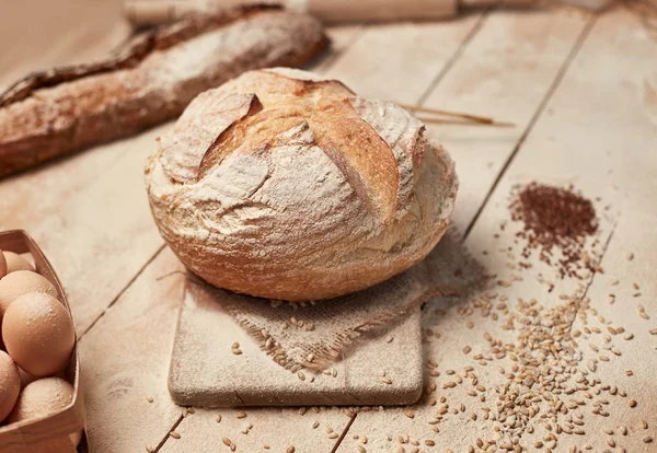 Ahşap arka planda taze ev yapımı ekmek. Net. Fransız ekmeği. Mayada ekmek. Mayasız ekmek.