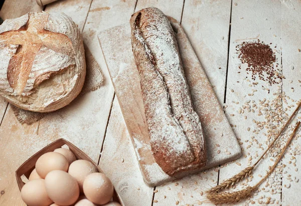 Taze pişmiş ekmek. Koyu ruktik ahşap arka plan closeup üzerinde dilimlenmiş kepekli ekmek üst görünümü. Mayada ekmek. Mayasız ekmek.