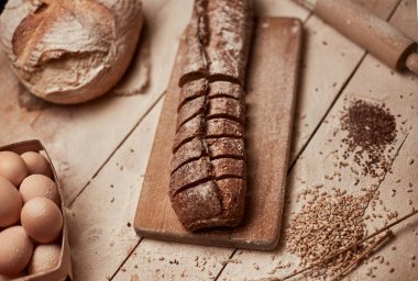 Taze pişmiş ekmek. Koyu ruktik ahşap arka plan closeup üzerinde dilimlenmiş kepekli ekmek üst görünümü. Mayada ekmek. Mayasız ekmek.