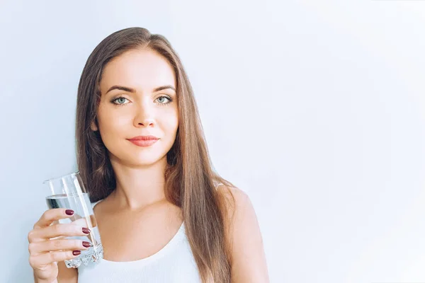 Gezonde Levensstijl Jonge Vrouw Drinken Uit Een Glas Zoet Water — Stockfoto