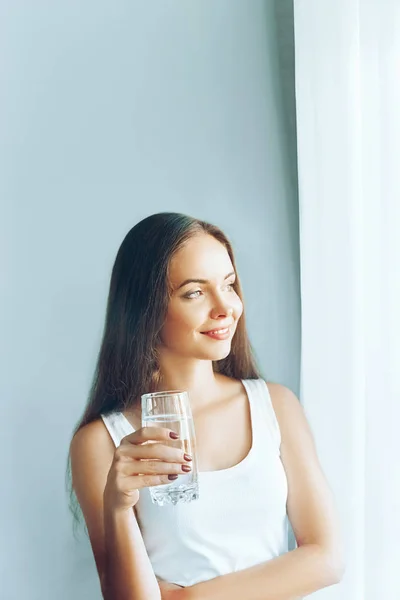 Gesunde Lebensweise Junge Frau Trinkt Aus Einem Glas Süßwasser Gesundheitswesen — Stockfoto