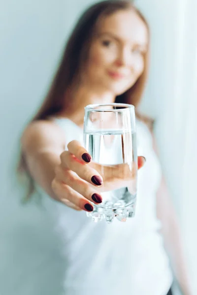 Feliz Hermosa Joven Bebiendo Agua Sonriente Modelo Femenina Caucásica Sosteniendo — Foto de Stock