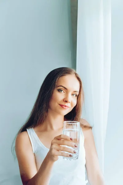 Hälsosam Livsstil Ung Kvinna Dricker Från Ett Glas Friskt Vatten — Stockfoto