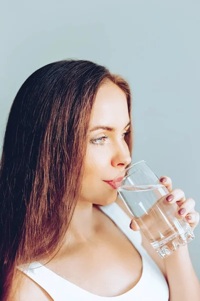 Gezonde Levensstijl Jonge Vrouw Toon Glas Water Meisje Drinkt Water — Stockfoto