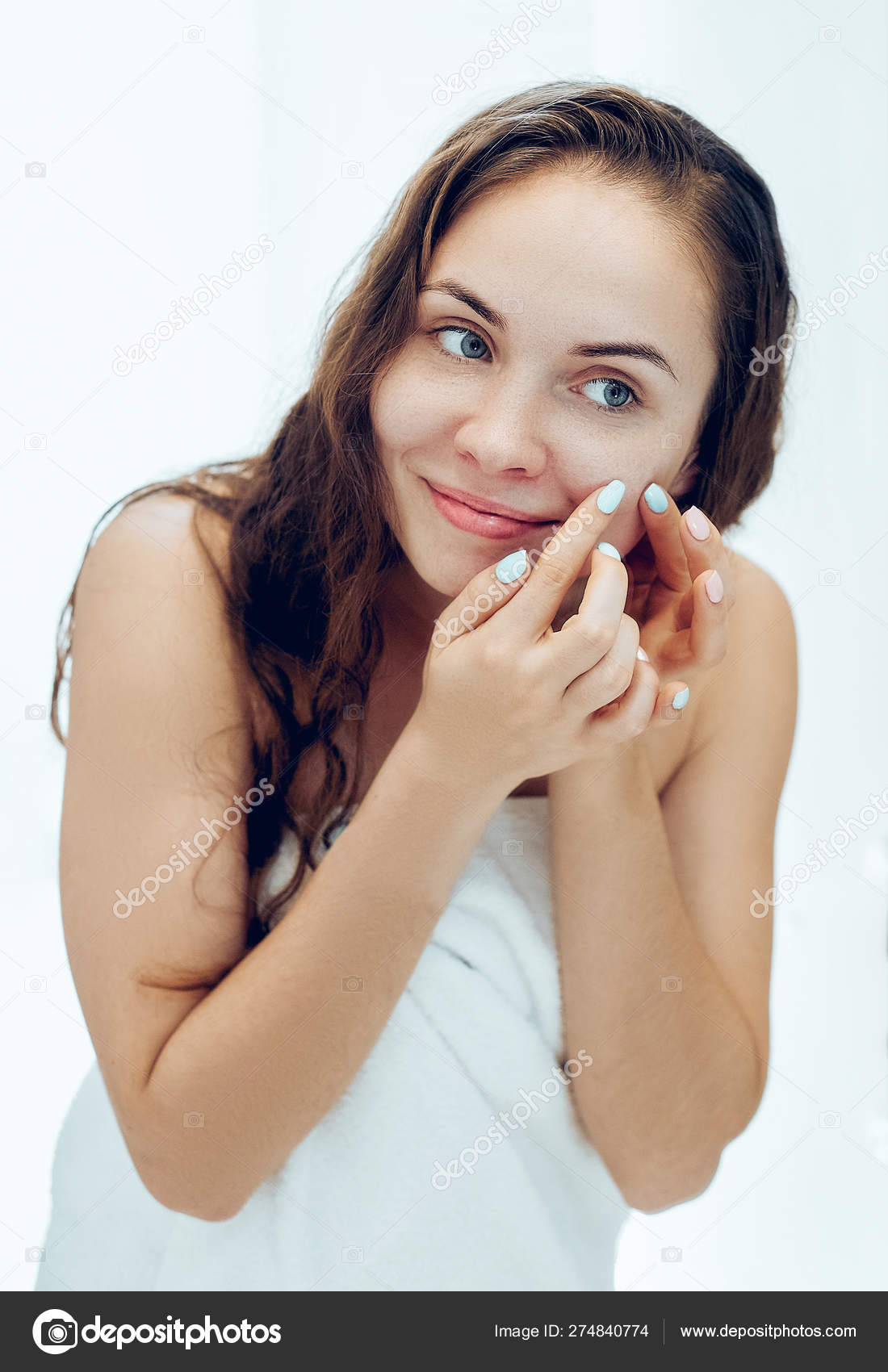 얼굴을 여드름을 쥐어짜는 못생긴 여드름난 아름다움 — 스톡 사진 © verona_S #274840774