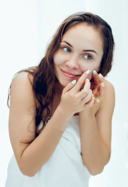 Jeune Femme Regardant Pressant Acné Sur Visage Devant Miroir Moche — Photo