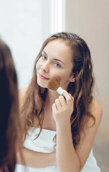 Beauty Frau Beim Make Schöne Mädchen Die Den Spiegel Schauen — Stockfoto