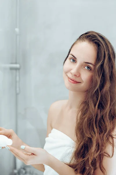 Cura Dei Capelli Del Corpo Donna Che Tocca Capelli Bagnati — Foto Stock