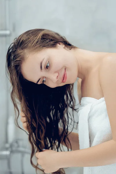 Cabelo Cuidados Com Corpo Menina Usa Creme Hidratante Proteção Óleo — Fotografia de Stock