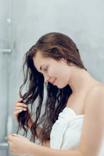 Haj Testápolás Lány Használja Védelem Hidratáló Krém Olaj Gyönyörű Fiatal — Stock Fotó