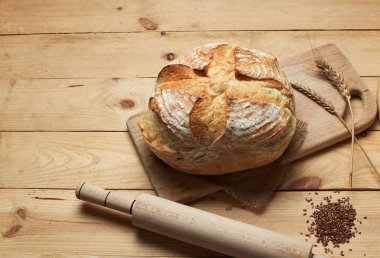 Ahşap arka planda taze pişmiş ekmek. Mayada ekmek. Mayasız ekmek.