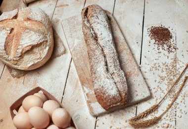 Taze pişmiş ekmek. Koyu ruktik ahşap arka plan closeup üzerinde dilimlenmiş kepekli ekmek üst görünümü. Mayada ekmek. Mayasız ekmek.