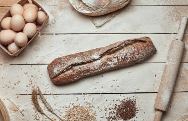 Taze pişmiş ekmek. Koyu ruktik ahşap arka plan closeup üzerinde dilimlenmiş kepekli ekmek üst görünümü. Mayada ekmek. Mayasız ekmek.