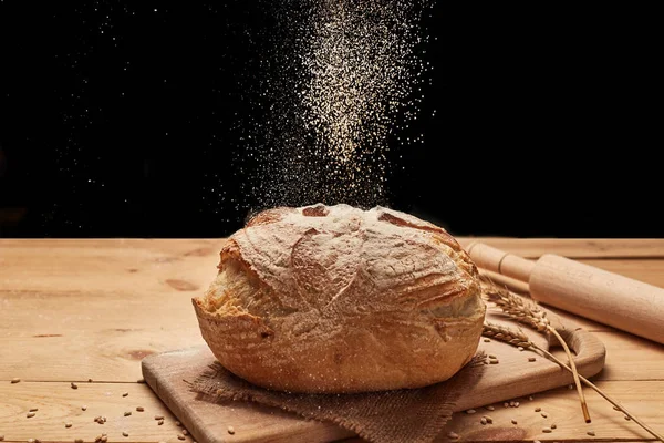 Taze pişmiş ekmek. Ahşap arka planda somun ekmek, yemek yakın çekim. Mayada ekmek. Mayasız ekmek.