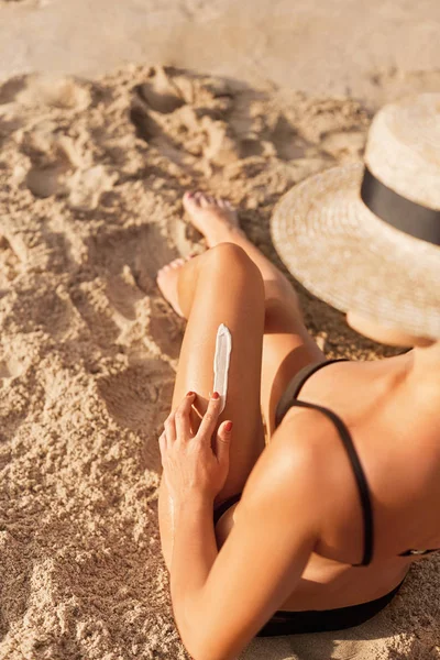 Close Mão Feminina Beleza Aplicando Creme Protetor Solar Belas Pernas — Fotografia de Stock