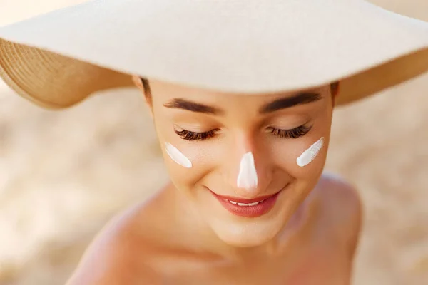 Belleza Mujer Sonrisa Aplicar Crema Solar Cara Cuidado Piel Protección —  Fotos de Stock