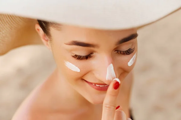 Suntan Lotion Woman Applying Sunscreen Solar Cream Beautiful Happy Cute — Stock Photo, Image