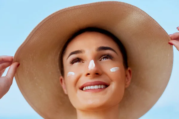 Beleza Mulher Sorriso Aplicando Protetor Solar Rosto Cuidado Com Pele — Fotografia de Stock