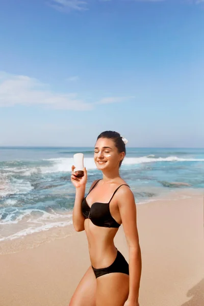 Beauty Woman Bikini Skin Care Sunscreen Portrait Female Hold Bottles — Stock Photo, Image