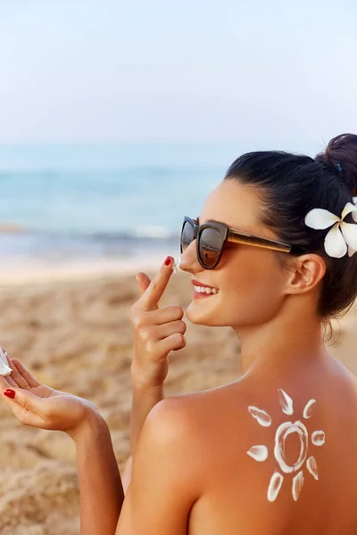 Mulher Bonita Sorrir Aplicando Creme Solar Rosto Cuidado Com Pele — Fotografia de Stock