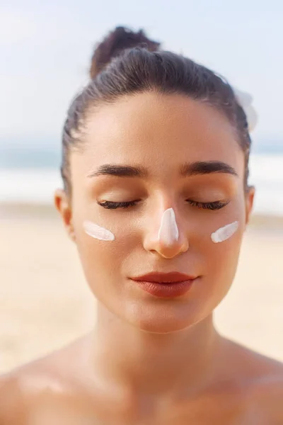 Hermosa Cara Mujer Retrato Belleza Cuidado Piel Concepto Crema Solar —  Fotos de Stock